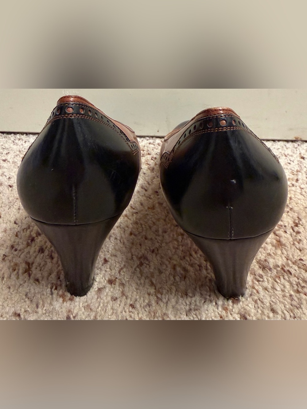 Vintage Salvatore Ferragamo Made in Italy Leather Pumps, Size 8C - Picture 2 of 10